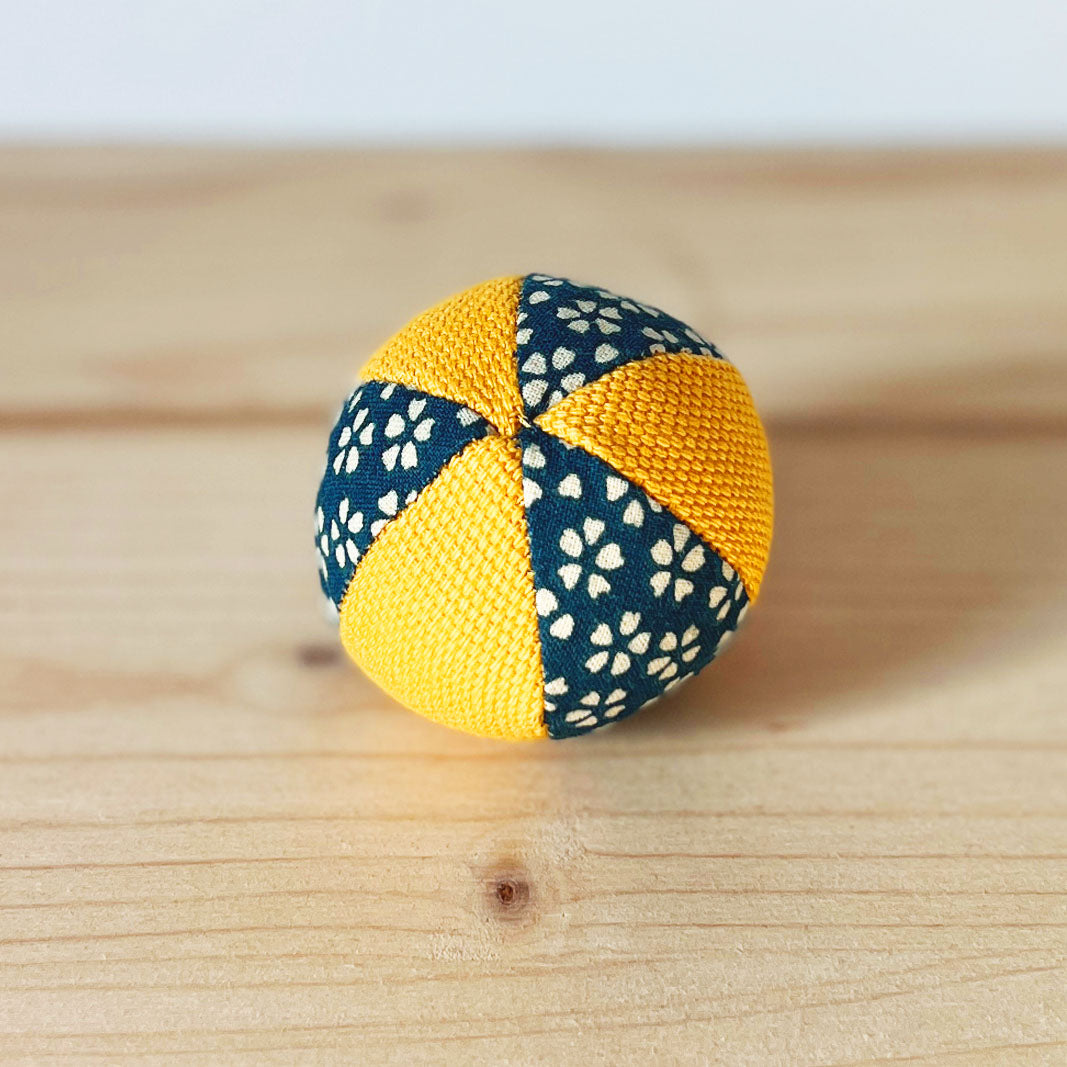 jouet pour chat balle en tissus - jaune et bleu - made in france - cataire et/ou valeriane - grelot