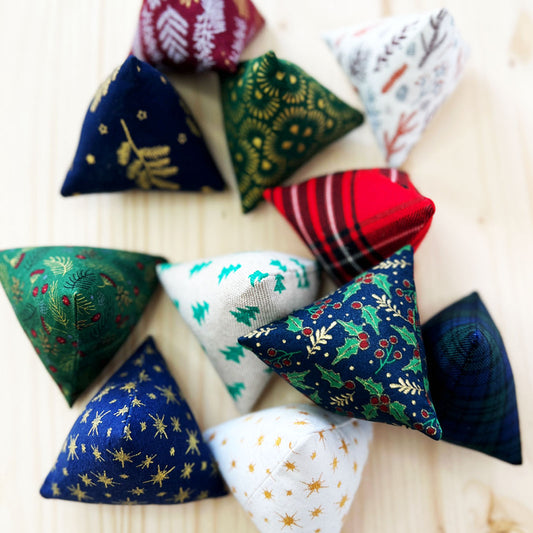 idée cadeau de noel pour chat made in france, jouet berlingot garni d'herbe à chat ou de valériane, tissus de noël, fabriqué à la main en Bretagne