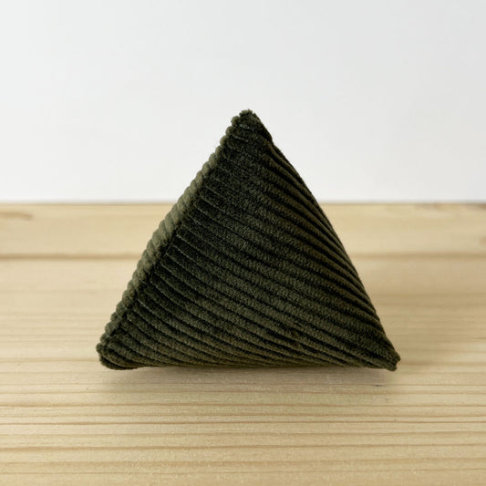 jouet oour chat en forme de berlingot - garnie de cataire ou de valeriane - fait en france à la main - velours cotelé vert - PROMOTION