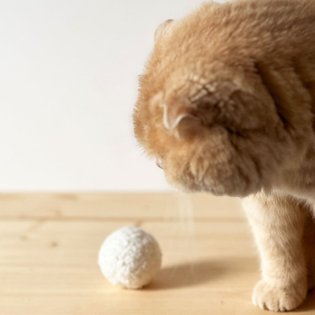 jouet pour chat - balle en bouclette blanche - boule de neige - idee cadeaux de noel made in france