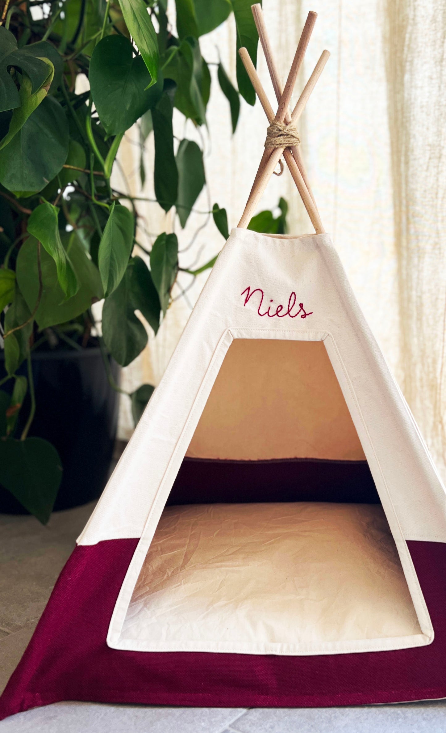 tipi pour chat ou petit chien - broderie à la main - made in france - idee cadeau personnalisé