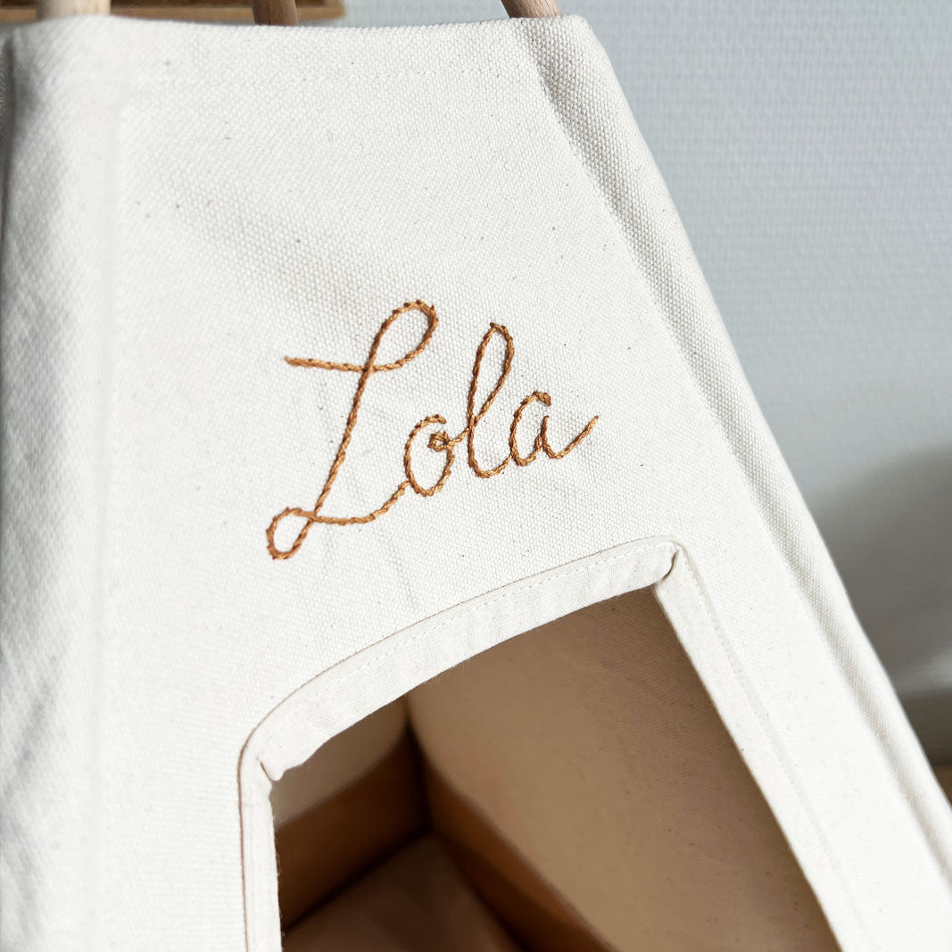 Lola broderie à la main personnalisée sur tente pour animaux - Lola