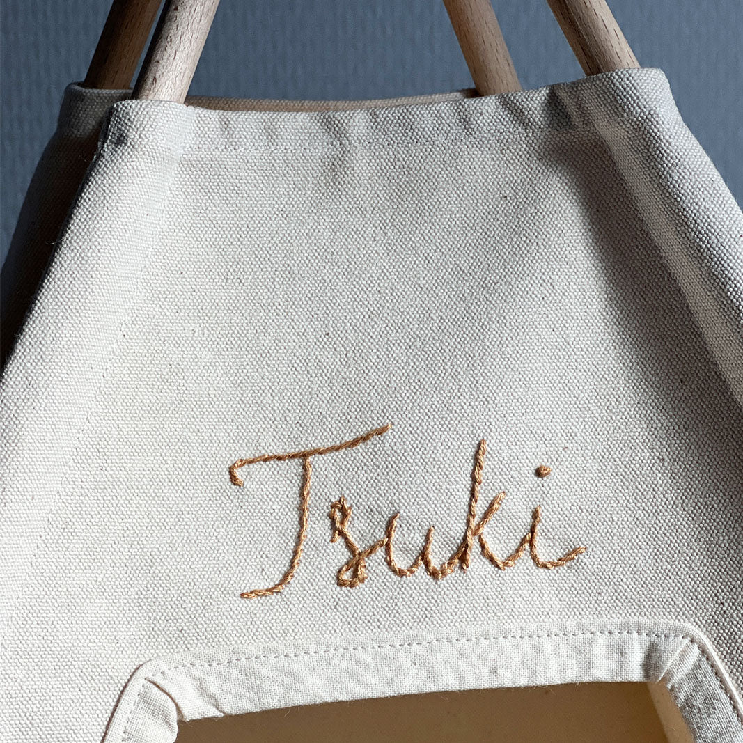 prénom chat Tsuki brodé à la main sur tipi - Tsuki