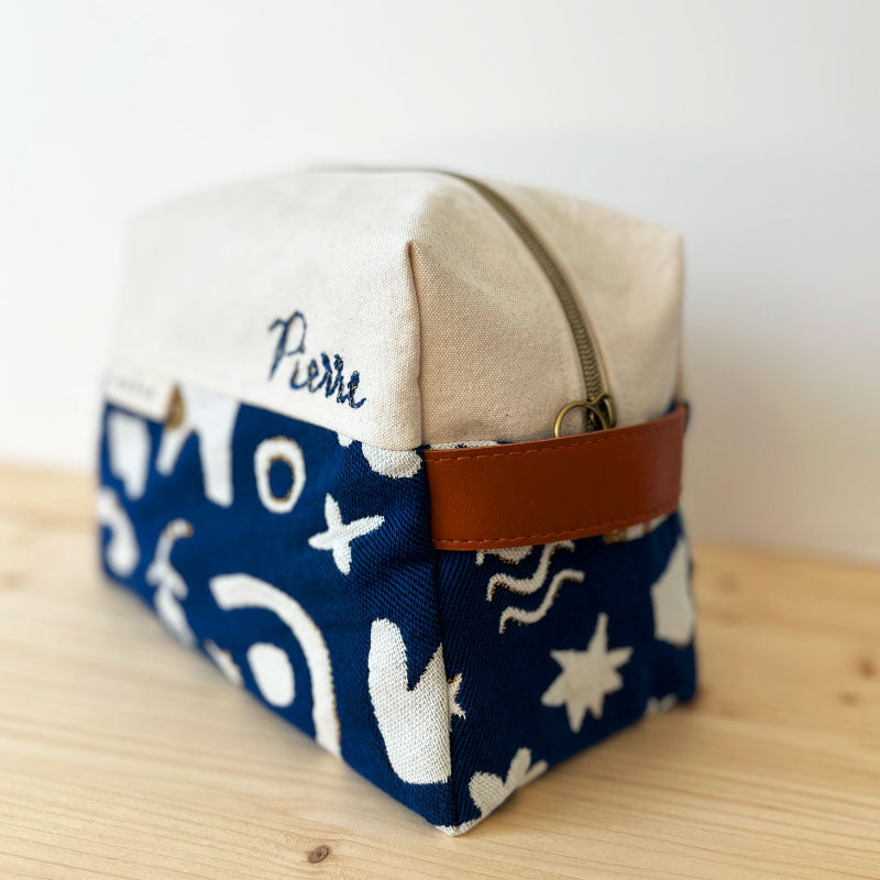 trousse de toilette personnalisée - broderie à la main - made in France - idee de cadeau personnalisé et fait en france