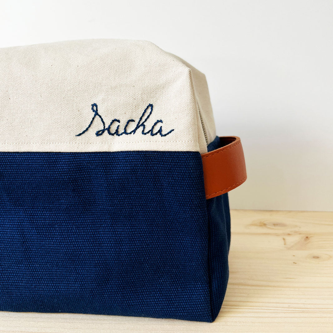 trousse de toilette personnalisée - broderie à la main - made in France - idee de cadeau personnalisé et fait en france
