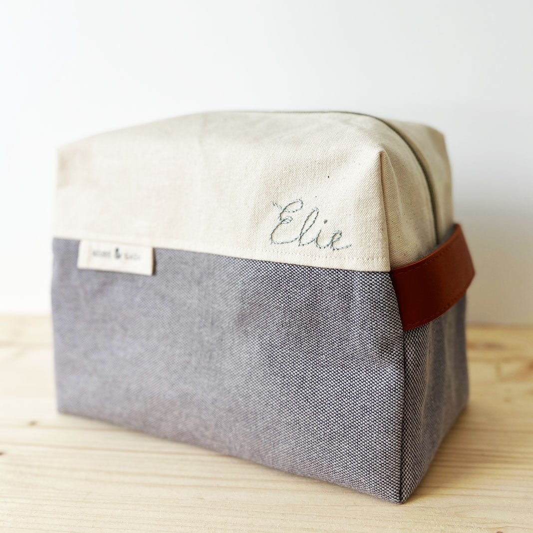 trousse de toilette personnalisée - broderie à la main - made in France - idee de cadeau personnalisé et fait en france