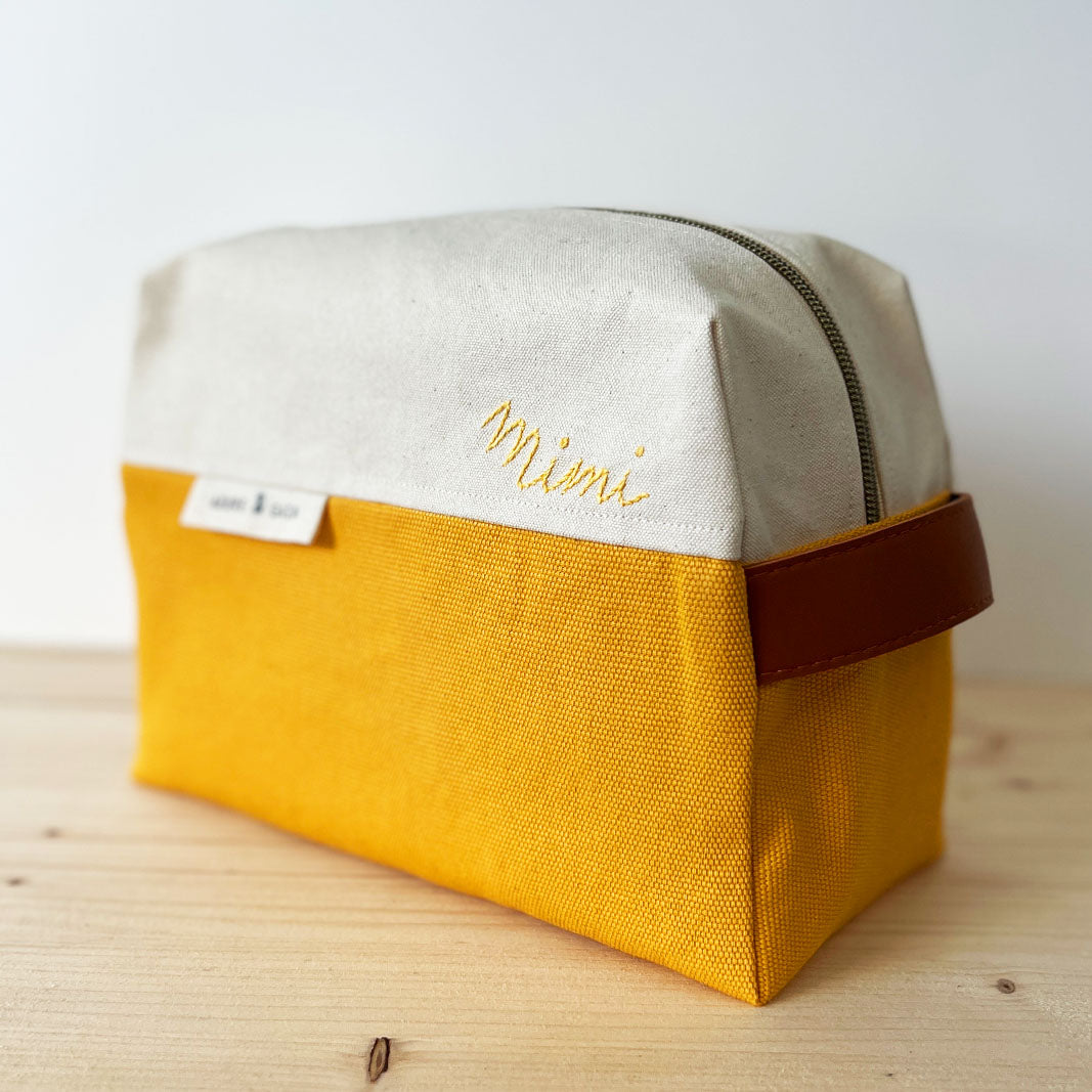 trousse de toilette personnalisée - broderie à la main - made in France - idee de cadeau personnalisé et fait en france - petit createur francais