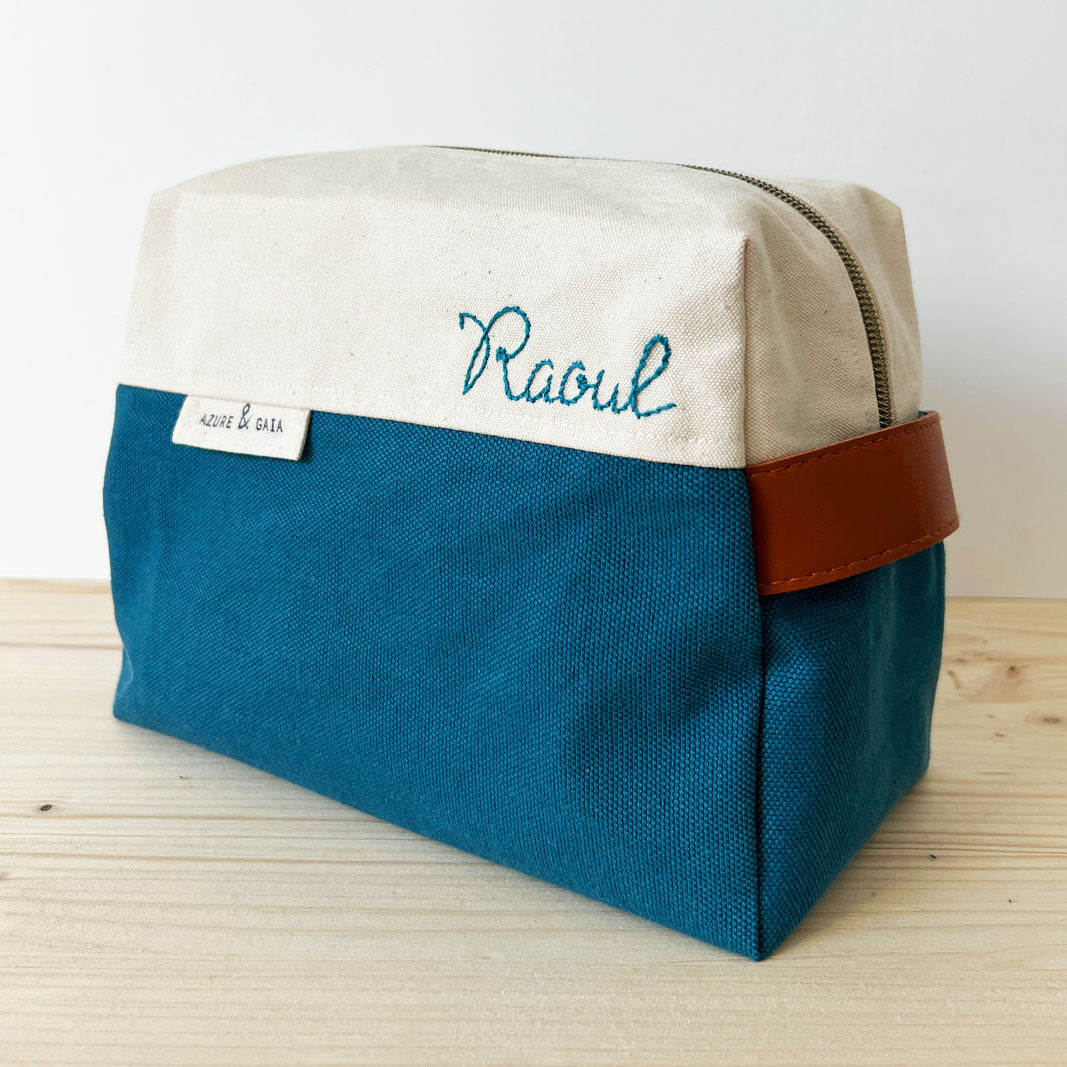 trousse de toilette personnalisée - broderie à la main - made in France - idee de cadeau personnalisé et fait en france