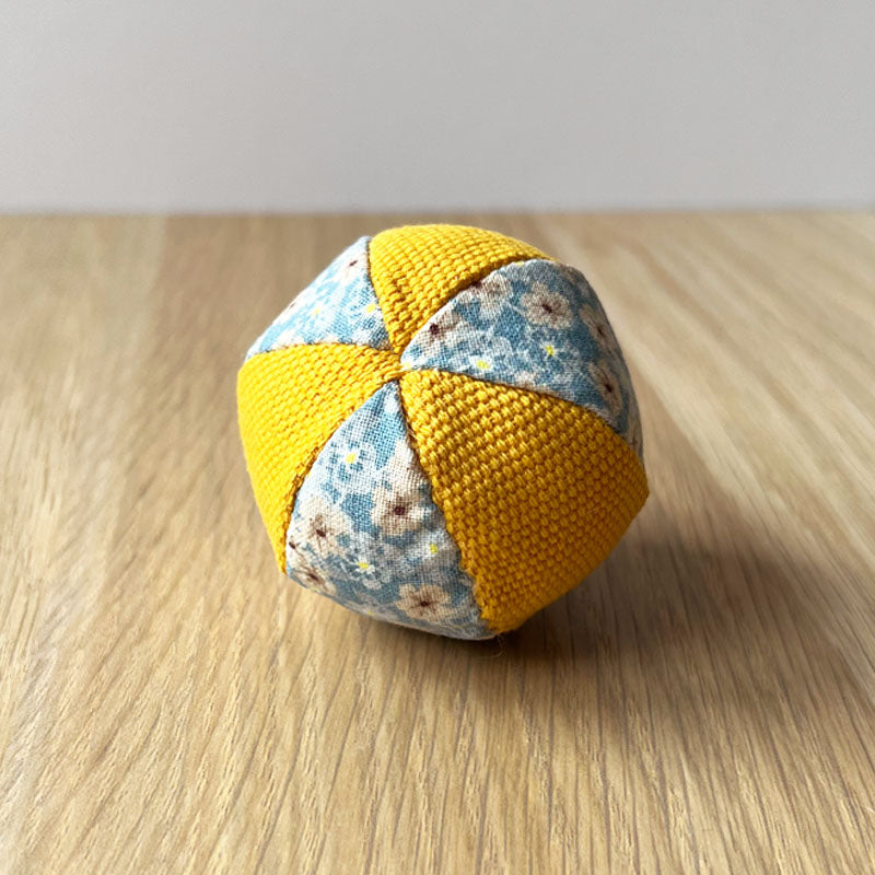 jouet balle pour chat à personnalisé en tissu garnie d'herbe à chat et/ou de valériane made in France- Azure et Gaia