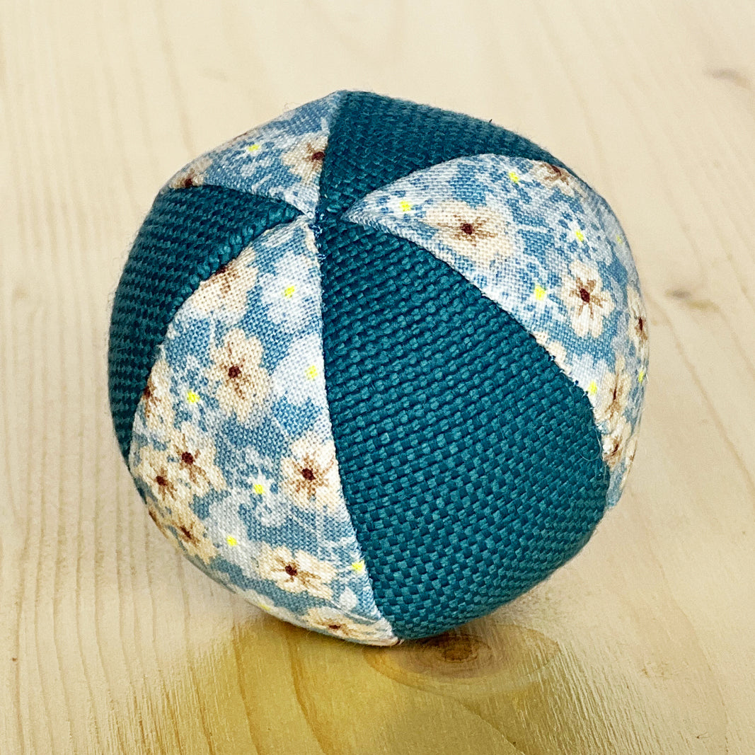 jouet balle pour chat à personnaliser en tissu - bleu clair et petites fleurs - garnie d'herbe à chat et/ou de valériane - Azure et Gaia