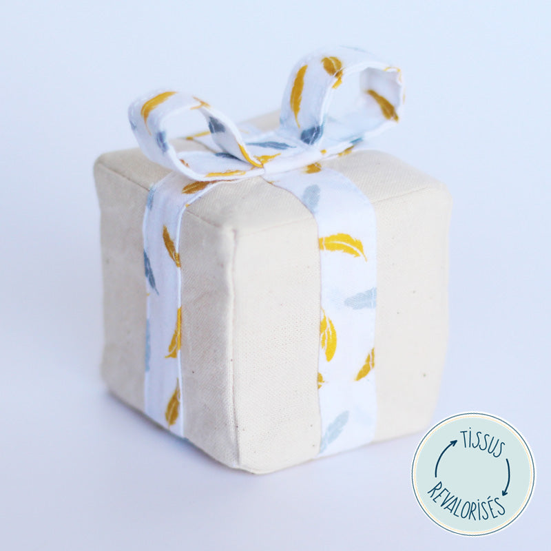 Jouet cadeau pour chat en tissu revalorisé- Garnie d'herbe à chat ou de valériane - Fait-main - Made in France - Azure et Gaia