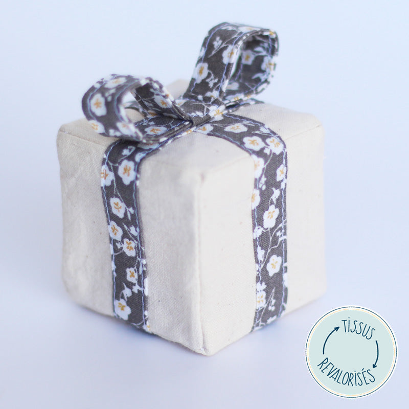 Jouet cadeau pour chat en tissu revalorisé- Garnie d'herbe à chat ou de valériane - Fait-main - Made in France - Azure et Gaia