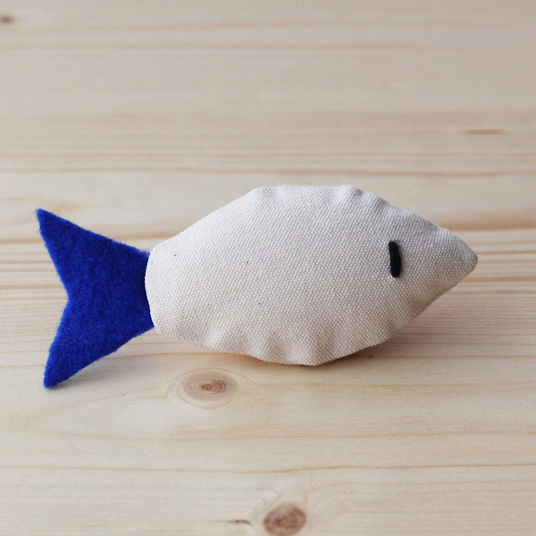 jouet pour chat poisson en feutrine, bleu, fait-main en France, garni de cataire et valériane