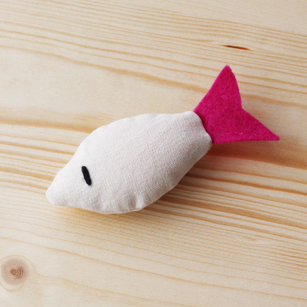 jouet pour chat poisson en feutrine, fuchsia, fait-main en France, garni de cataire et valériane