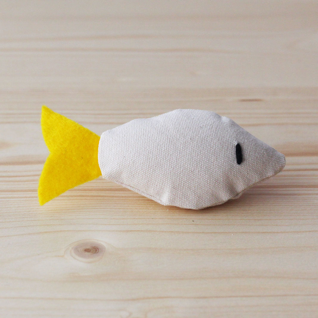 jouet pour chat poisson en feutrine, jaune, fait-main en France, garni de cataire et valériane
