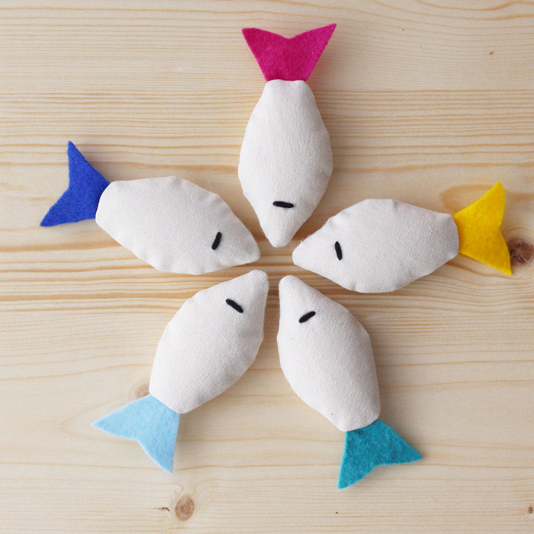 jouet pour chat poisson en feutrine, fait-main, made in France, garni de cataire et valériane