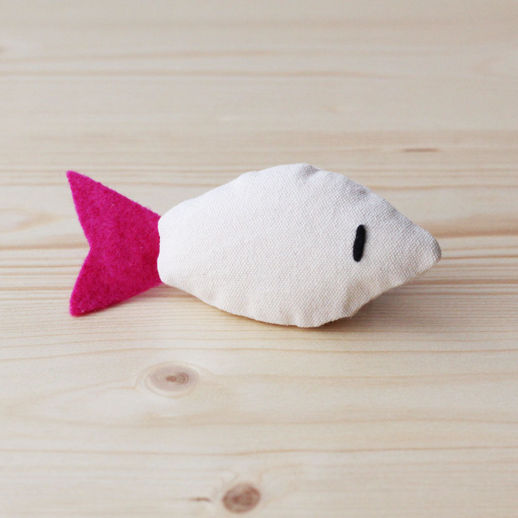 jouet pour chat poisson en feutrine, rose, fait-main en France, garni de cataire et valériane