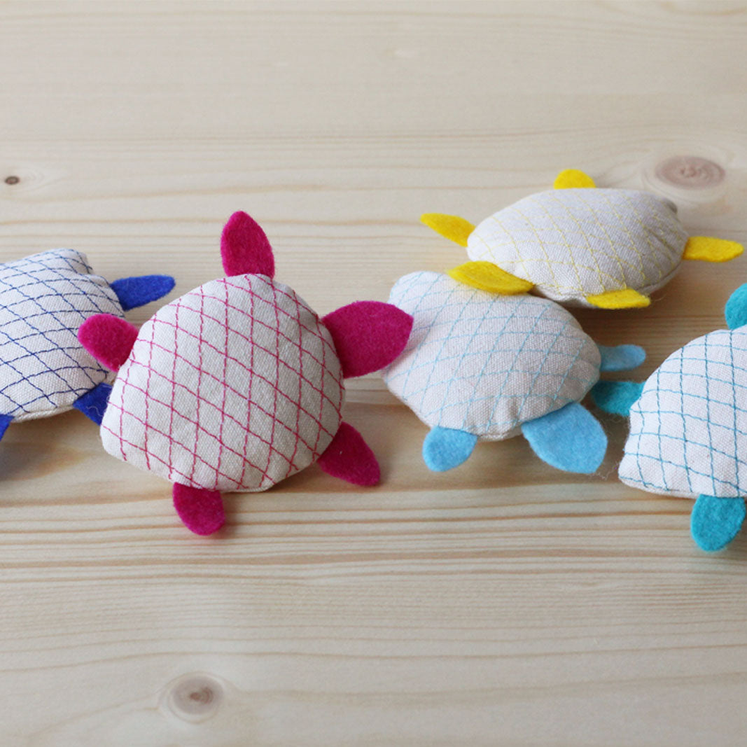 Jouet pour chat tortue en feutrine garni de cataire et de valériane, Azure et Gaia