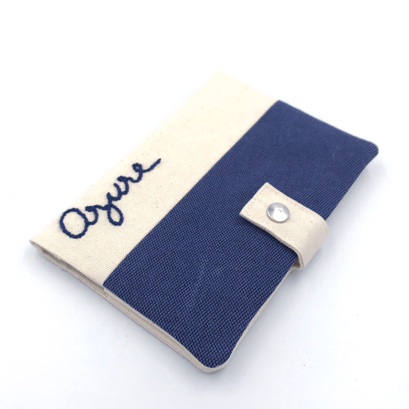 Protège carnet de santé bleu pour animaux de compagnie en tissu - Prénom brodé personnalisé - Fait-main - Made in France - Azure et Gaia