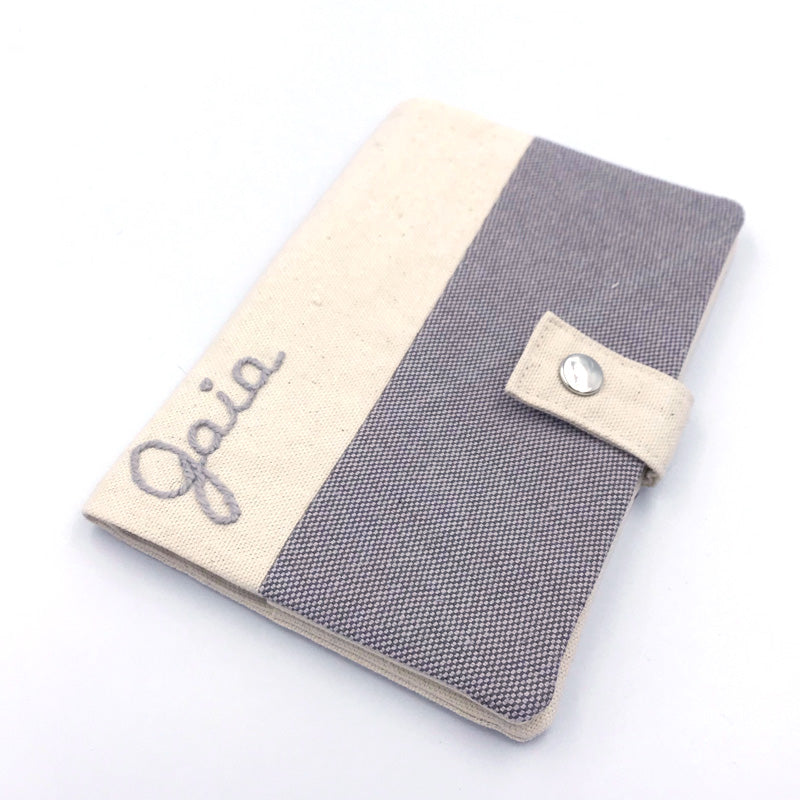 Protège carnet de santé gris pour animaux de compagnie en tissu - Prénom brodé personnalisé - Fait-main - Made in France - Azure et Gaia