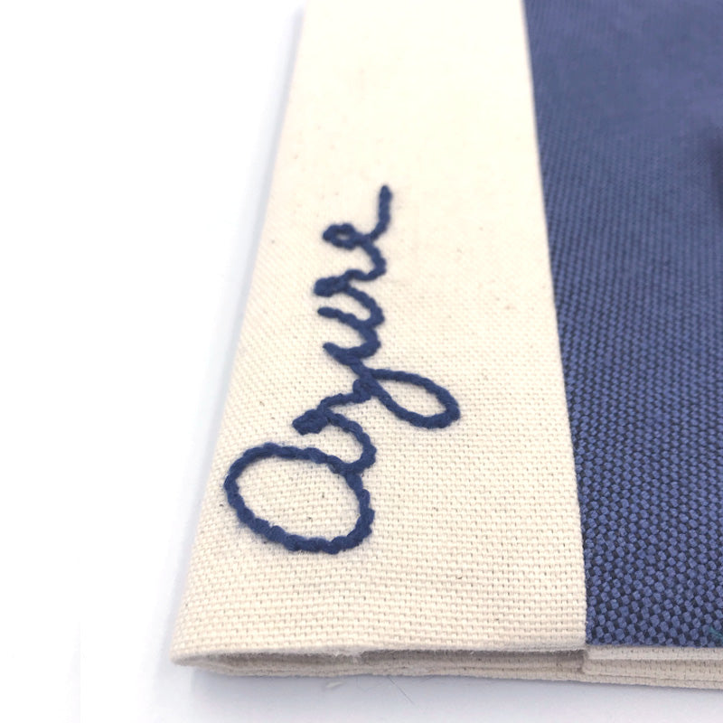 Protège carnet de santé bleu pour animaux de compagnie en tissu - Prénom brodé personnalisé - Fait-main - Made in France - Azure et Gaia