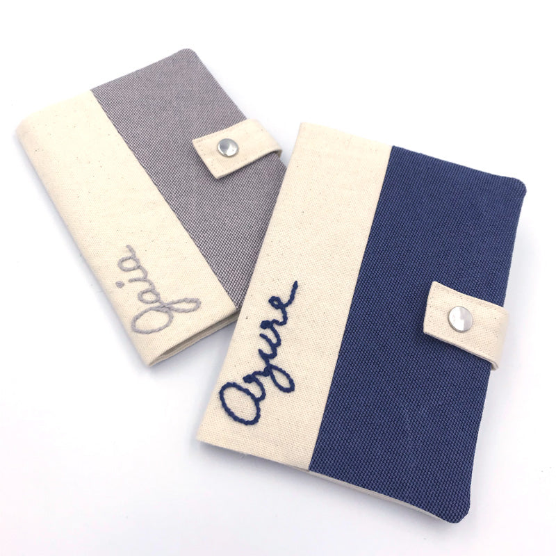 Protège carnet de santé pour animaux de compagnie en tissu - Prénom brodé personnalisé - Fait-main - Made in France - Azure et Gaia