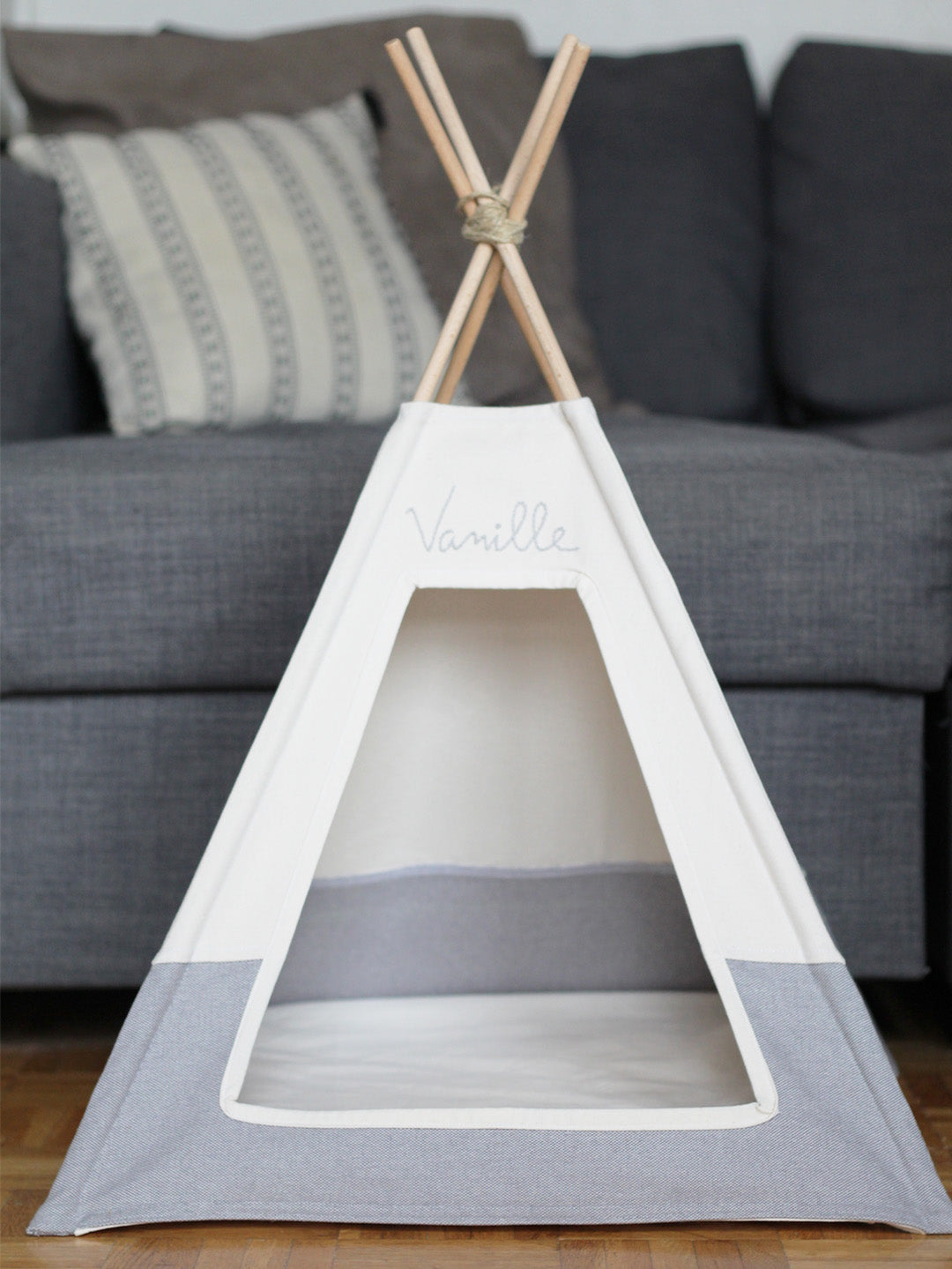 Tipi pour chat personnalisé, prénom brodé à la main, fabriqué en france - Vanille