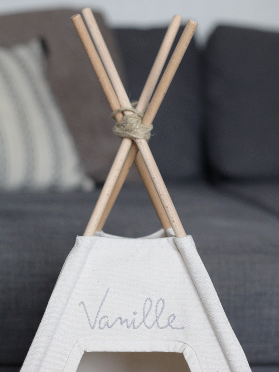 Tipi pour chat personnalisé, prénom brodé à la main, fabriqué en france