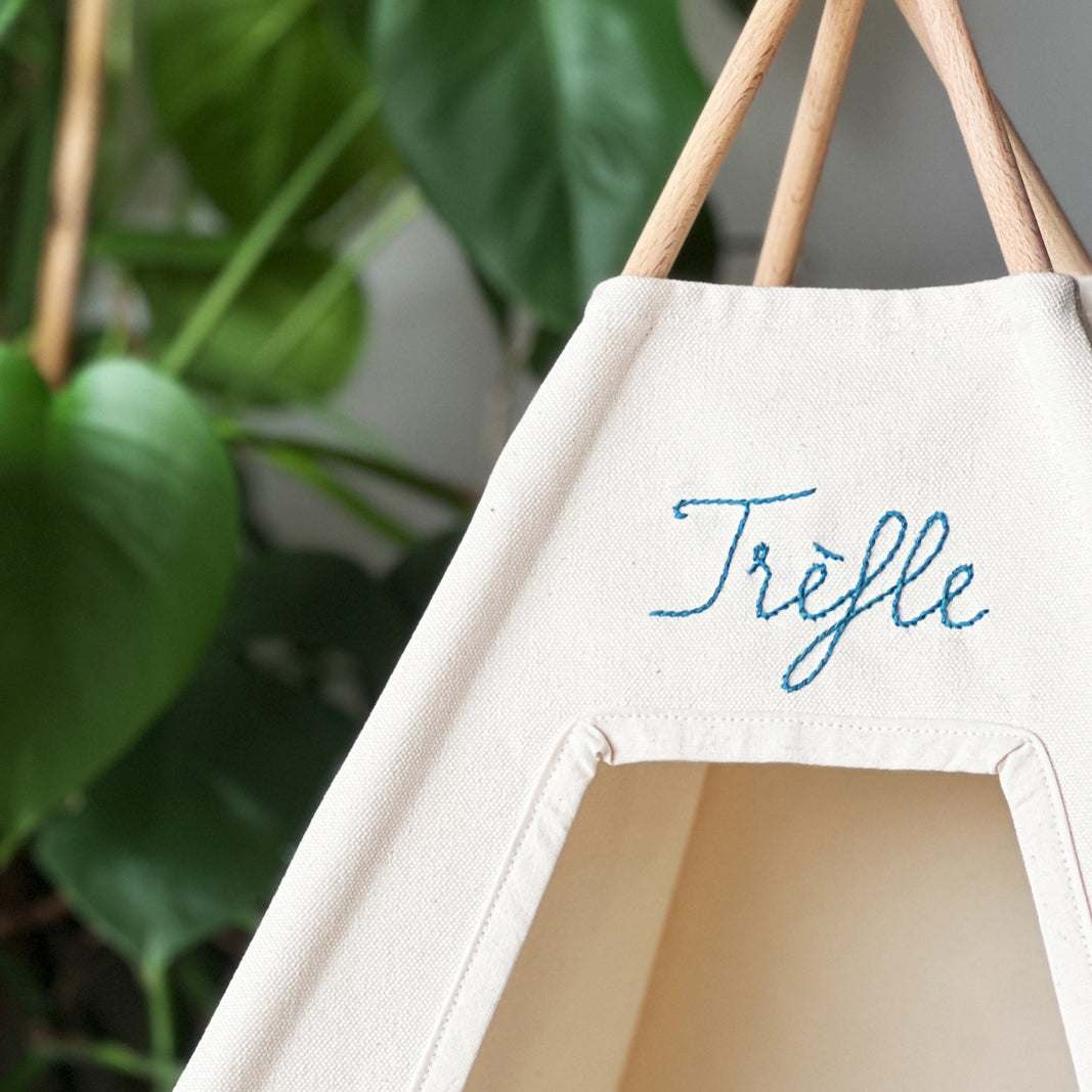 tipi pour chat fait à la main broderie personnalisée