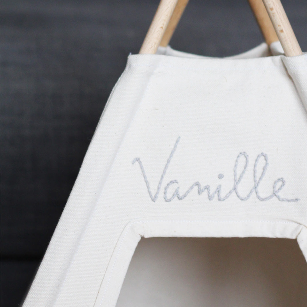 Tipi pour chat personnalisé, prénom brodé à la main, fabriqué en france - Vanille