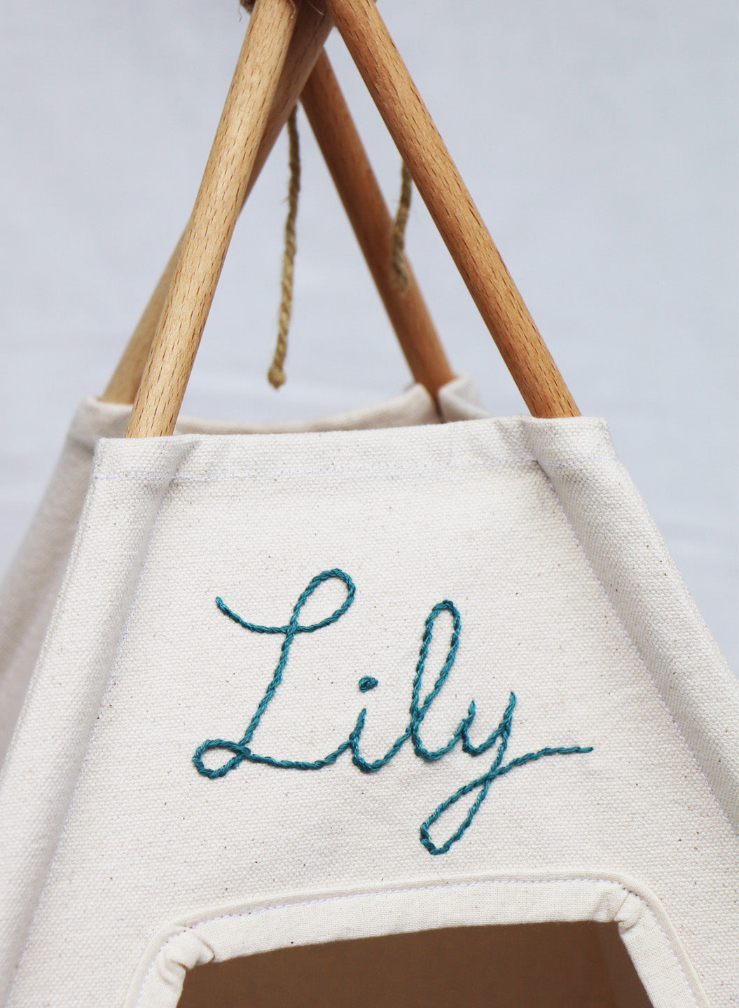 Tipi pour chat personnalisé, prénom brodé à la main, fabriqué en france - Lily