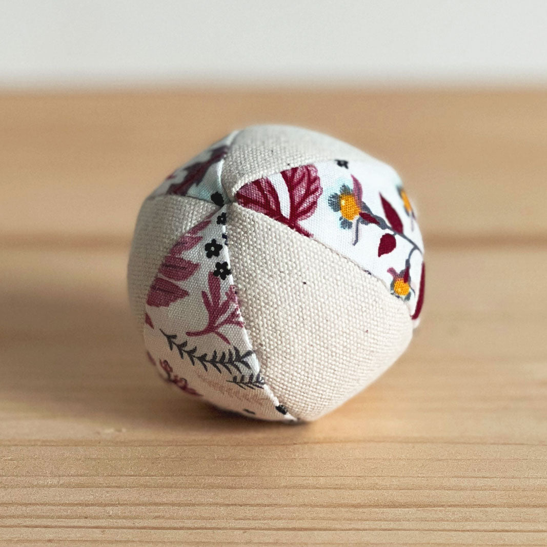 Balle pour chat artisanale en tissu, jouet léger et durable pour stimuler l’instinct de jeu du chat - écru et fleurs bordeaux