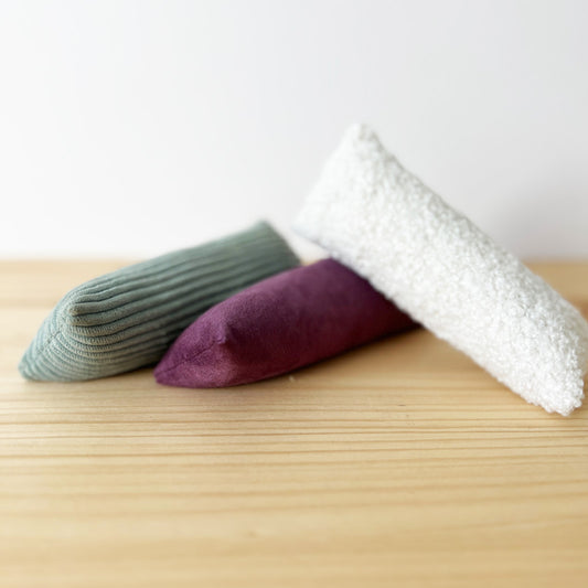 Jouets pour chat Maxi Berlingot, en tissu côtelé vert, bouclette blanche ou suedine prune, Fabriqués en France, ils sont parfaits pour jouer ou servir de doudou aux chats.