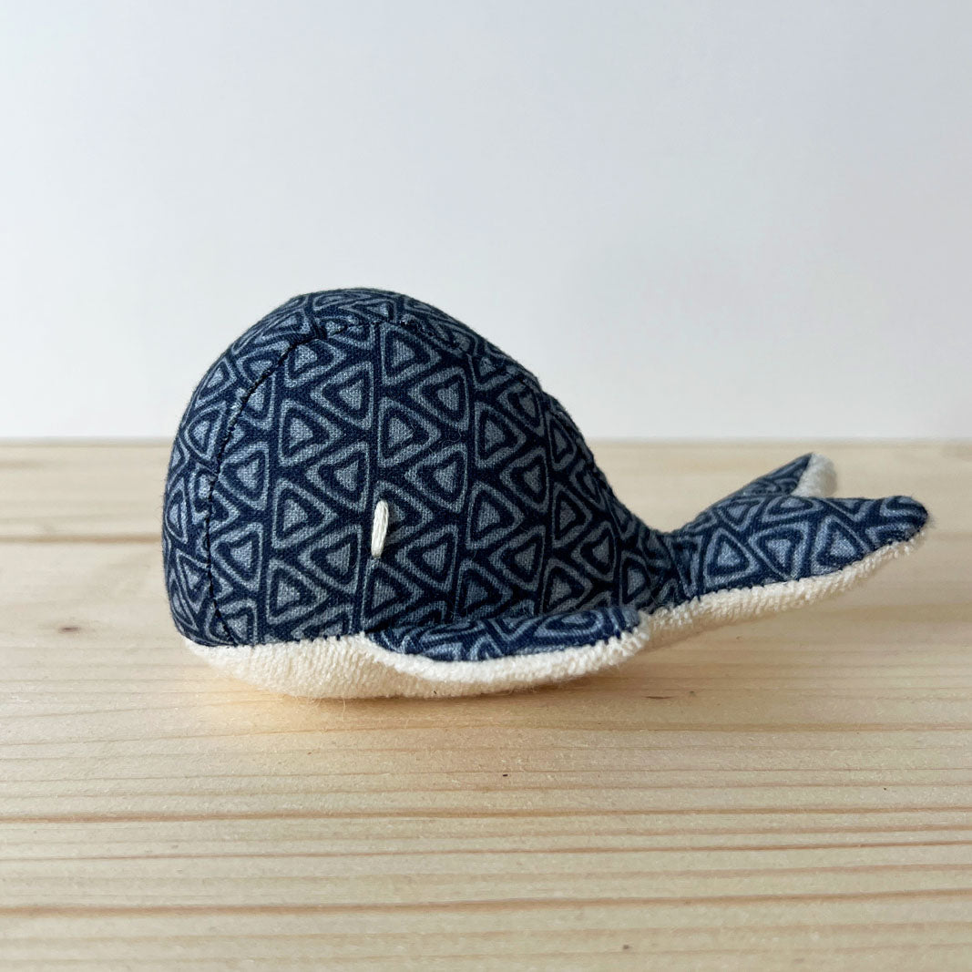 Petite baleine bleue pour chat coton - garnissage cataire valeriane - jouet mignon pour chat made in france