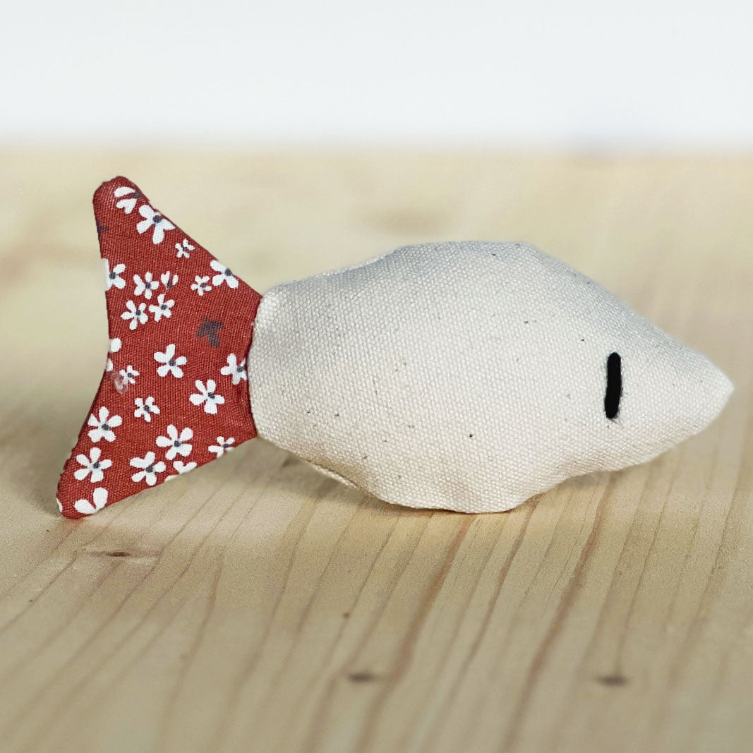 jouet poisson pour chat en tissu - made in france - garnissage cataire, valériane - corail