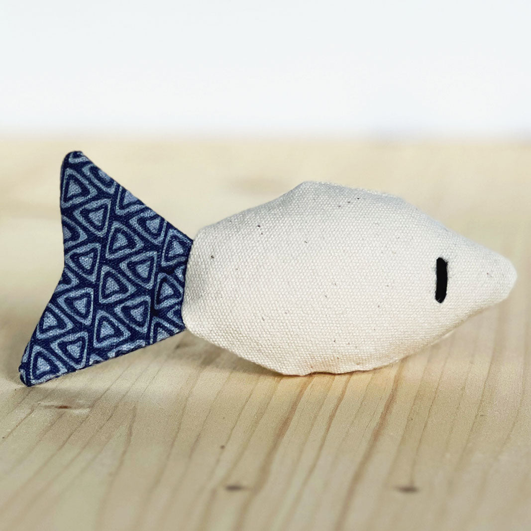 jouet poisson pour chat en tissu - fabrication française - garnissage cataire, valériane - triangles bleus