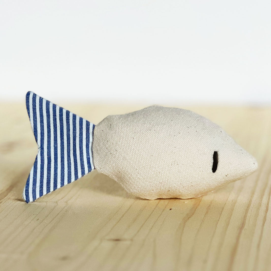 jouet poisson pour chat en tissu - fabrication française - garnissage cataire, valériane - rayures bleues et blanches