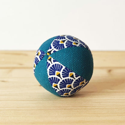 Balle pour chat artisanale en tissu bleu turquoise à motif japonais, jouet fait main, en France, durable pour chat