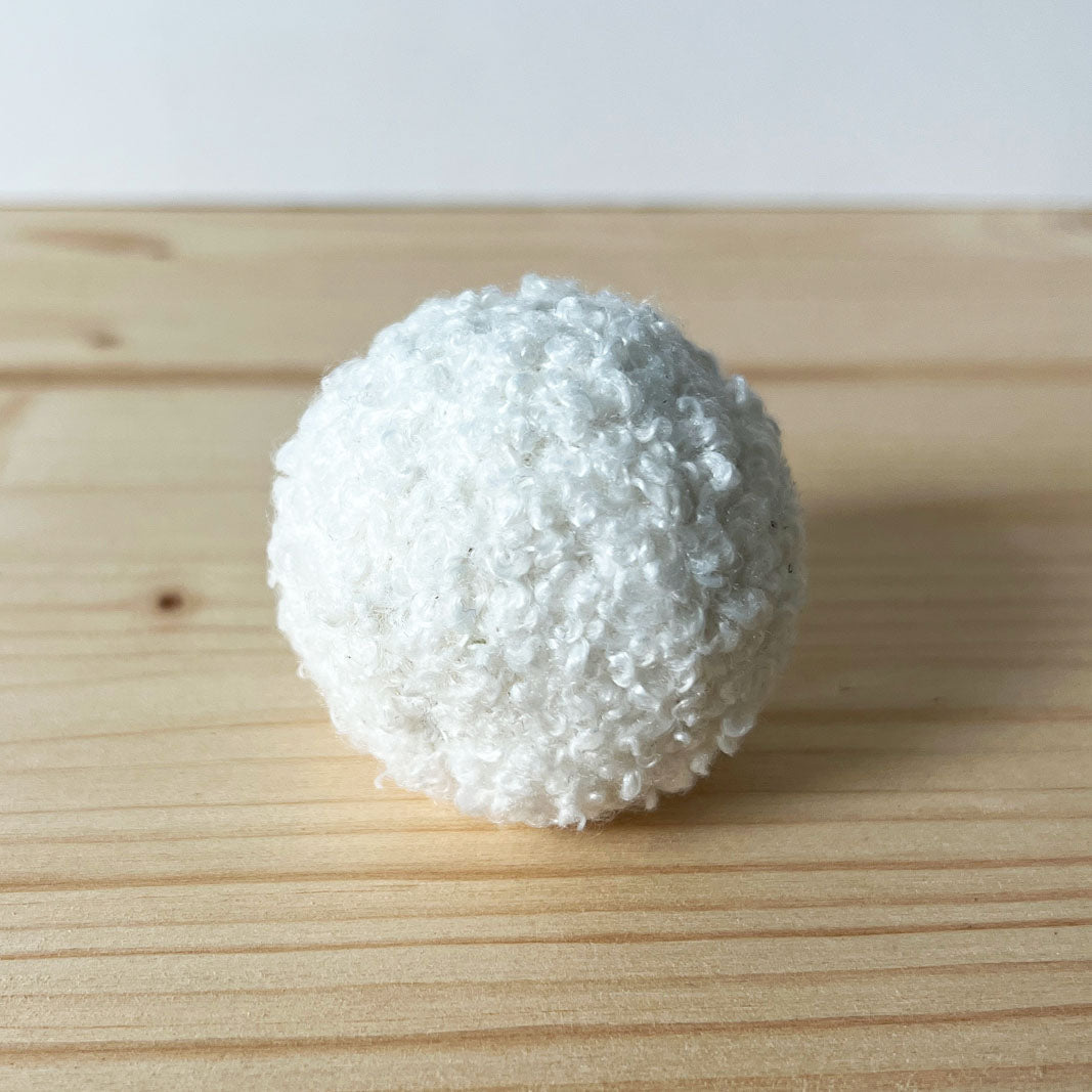 jouet pour chat - balle en bouclette blanche - boule de neige - idee cadeaux de noel made in france