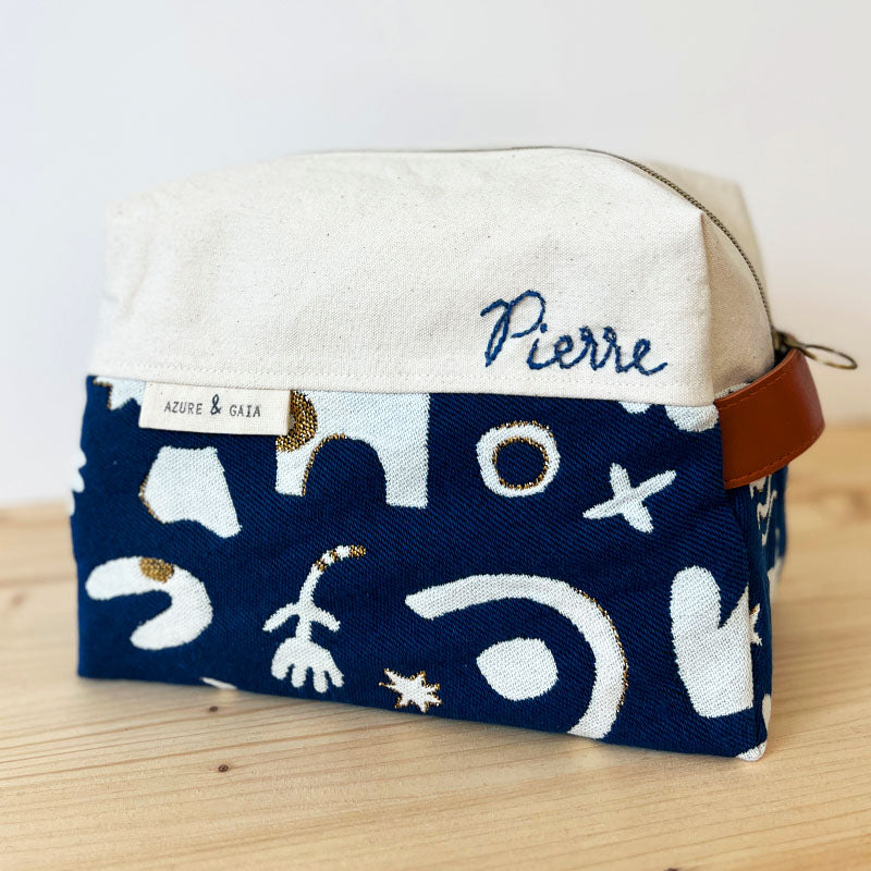 trousse de toilette personnalisée - broderie à la main - made in France - idee de cadeau personnalisé et fait en france