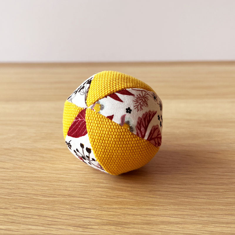 jouet balle pour chat à personnalisé en tissu garnie d'herbe à chat et/ou de valériane made in France- Azure et Gaia
