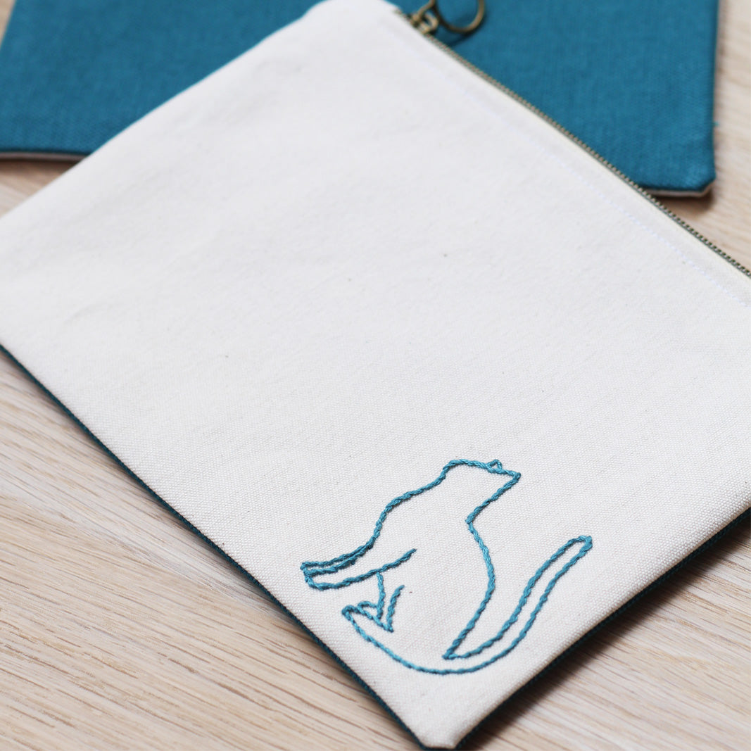 Pochette plate avec zip et broderie chat - Turquoise - Fait-main - Made in France - Azure et Gaia