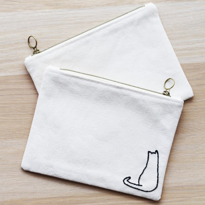 Pochette plate avec zip et broderie chat - Fait-main - Made in France - Azure et Gaia