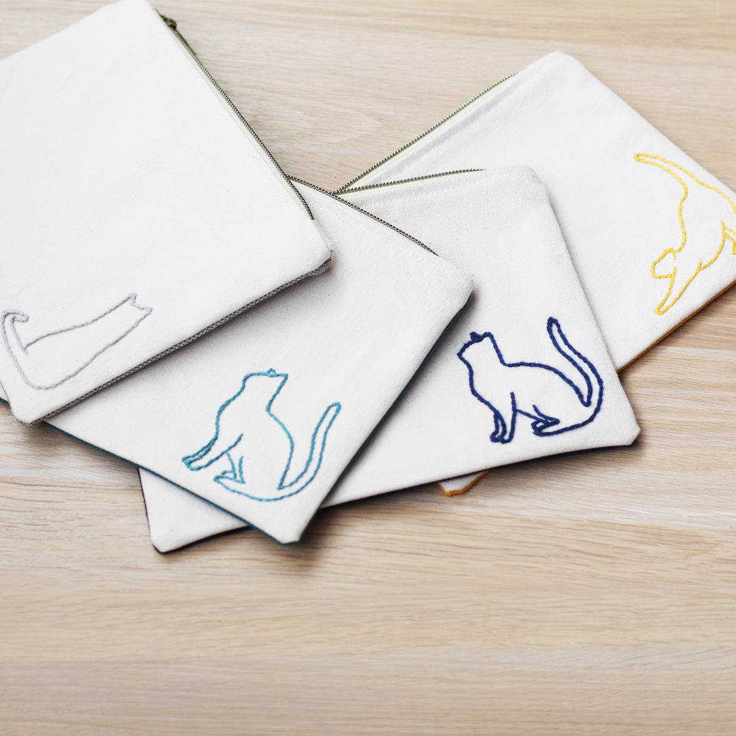 Pochette plate avec zip et broderie chat - Fait-main - Made in France - Azure et Gaia