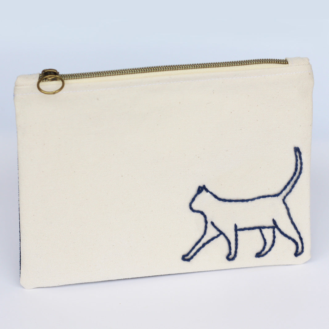 Pochette plate avec zip et broderie chat - Bleu - Fait-main - Made in France - Azure et Gaia