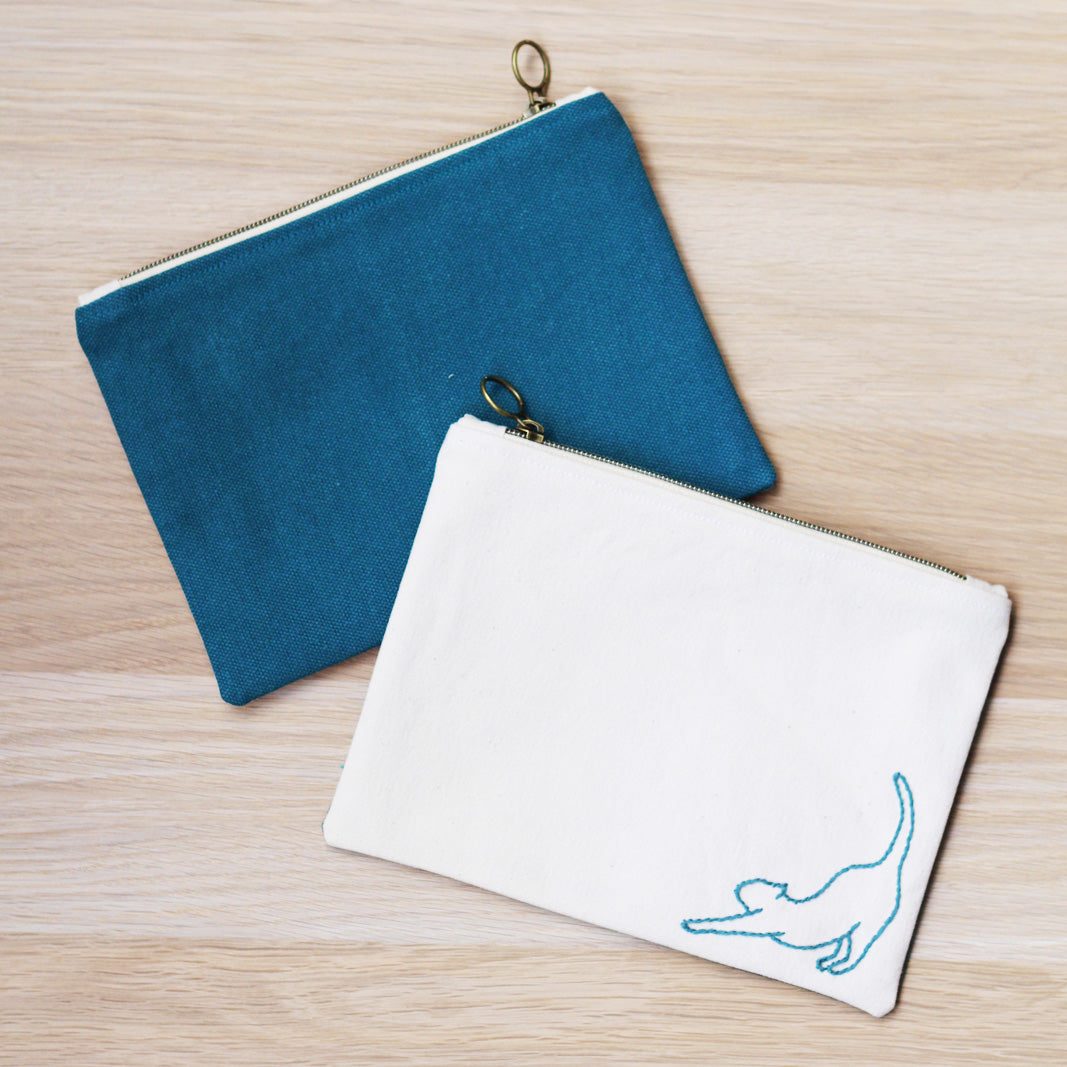 Pochette plate avec zip et broderie chat - Turquoise - Fait-main - Made in France - Azure et Gaia